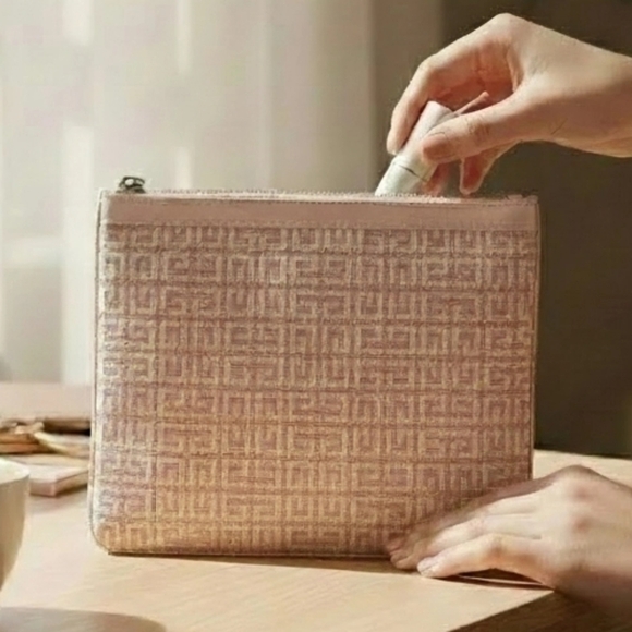 Givenchy Trousse Plate Nude (Flat Nude Pouch) - Picture 4 of 4